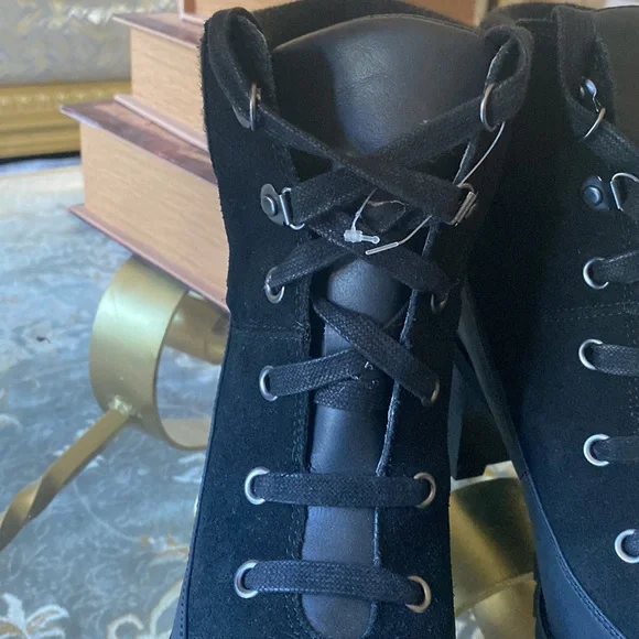 Woman lace up uggs boots - Picture 10 of 17